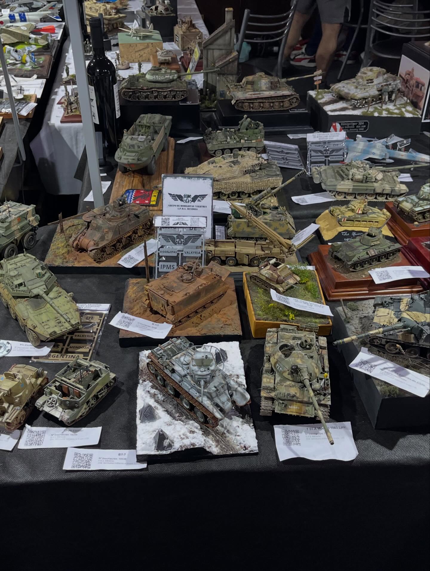 ✨ IPMS Córdoba presente en la 41° Convención Nacional de Modelismo Estático – Mendoza 2025! ✨
Una experiencia increíble llena de trabajo, amistad y pasión por el hobby.
🎖 Premios destacados para IPMS Córdoba
🏆 @alas_a_escala (Martín Ocampo) – ORO / Mejor Aviación a Reacción 1/72
(Mejor modelo de la categoría)
🥉 @hobbymav (Gustavo Leguizamón) – BRONCE / Dioramas compuestos 1/35
(Premio principal de la categoría)
💙 ¡Orgullo total para nuestra institución!
✨ Menciones y reconocimientos especiales
🔹 @alejandrovucko (Alejandro Vucko)
• Reconocimiento IPMS Chile – Modelo destacado en aviación a reacción (MiG-29 Fulcrum 1/72)
🔹 @alas_a_escala (Martín Ocampo)
• Reconocimiento IPMS Chile – Fw190 (1/72)
🔹 @hobbymav (Gustavo Leguizamón)
• Reconocimiento IPMS Golfo San Julián – Mejor blindado
• Reconocimiento IPMS Lanús – Mejor blindado
• Reconocimiento IPMS Salta – Mejor diorama
🔹 @kevcech1 (Kevin Penna)
• Reconocimiento IPMS Salta – Mejor Aviación Promocional 1/72 (F-14 Tomcat)
• Reconocimiento IPMS Chile – Mejor aviación 1/144
🔹 @echeniquemodelkits (Franco Echenique)
• Reconocimiento IPMS Chile – Mejor aviación hélices 1/72
• Reconocimiento IPMS Lanús – Mejor aviación Segunda Guerra Mundial 1/72
• Reconocimiento especial IPMS Mendoza + High Valley Models – Mejor hélices 1/72
🙏 Gracias a @ipms.mendoza.valkyria.ok por la organización y la excelente recepción.
Podes leer mas acá en nuestra web 👉🏻 https://ipmscordoba.com/ipms-cordoba-en-la-41-convencion-nacional-de-modelismo-estatico-mendoza-2025/