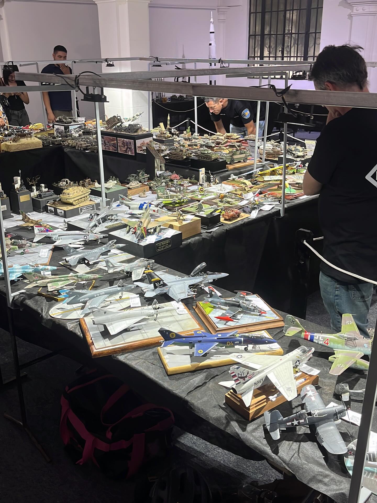 ✨ IPMS Córdoba presente en la 41° Convención Nacional de Modelismo Estático – Mendoza 2025! ✨
Una experiencia increíble llena de trabajo, amistad y pasión por el hobby.
🎖 Premios destacados para IPMS Córdoba
🏆 @alas_a_escala (Martín Ocampo) – ORO / Mejor Aviación a Reacción 1/72
(Mejor modelo de la categoría)
🥉 @hobbymav (Gustavo Leguizamón) – BRONCE / Dioramas compuestos 1/35
(Premio principal de la categoría)
💙 ¡Orgullo total para nuestra institución!
✨ Menciones y reconocimientos especiales
🔹 @alejandrovucko (Alejandro Vucko)
• Reconocimiento IPMS Chile – Modelo destacado en aviación a reacción (MiG-29 Fulcrum 1/72)
🔹 @alas_a_escala (Martín Ocampo)
• Reconocimiento IPMS Chile – Fw190 (1/72)
🔹 @hobbymav (Gustavo Leguizamón)
• Reconocimiento IPMS Golfo San Julián – Mejor blindado
• Reconocimiento IPMS Lanús – Mejor blindado
• Reconocimiento IPMS Salta – Mejor diorama
🔹 @kevcech1 (Kevin Penna)
• Reconocimiento IPMS Salta – Mejor Aviación Promocional 1/72 (F-14 Tomcat)
• Reconocimiento IPMS Chile – Mejor aviación 1/144
🔹 @echeniquemodelkits (Franco Echenique)
• Reconocimiento IPMS Chile – Mejor aviación hélices 1/72
• Reconocimiento IPMS Lanús – Mejor aviación Segunda Guerra Mundial 1/72
• Reconocimiento especial IPMS Mendoza + High Valley Models – Mejor hélices 1/72
🙏 Gracias a @ipms.mendoza.valkyria.ok por la organización y la excelente recepción.
Podes leer mas acá en nuestra web 👉🏻 https://ipmscordoba.com/ipms-cordoba-en-la-41-convencion-nacional-de-modelismo-estatico-mendoza-2025/