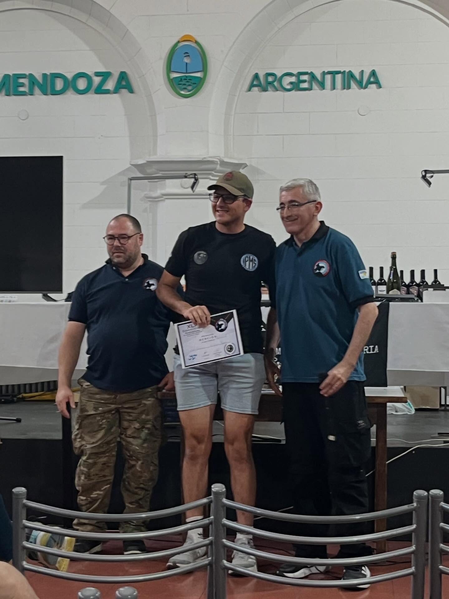 ✨ IPMS Córdoba presente en la 41° Convención Nacional de Modelismo Estático – Mendoza 2025! ✨
Una experiencia increíble llena de trabajo, amistad y pasión por el hobby.
🎖 Premios destacados para IPMS Córdoba
🏆 @alas_a_escala (Martín Ocampo) – ORO / Mejor Aviación a Reacción 1/72
(Mejor modelo de la categoría)
🥉 @hobbymav (Gustavo Leguizamón) – BRONCE / Dioramas compuestos 1/35
(Premio principal de la categoría)
💙 ¡Orgullo total para nuestra institución!
✨ Menciones y reconocimientos especiales
🔹 @alejandrovucko (Alejandro Vucko)
• Reconocimiento IPMS Chile – Modelo destacado en aviación a reacción (MiG-29 Fulcrum 1/72)
🔹 @alas_a_escala (Martín Ocampo)
• Reconocimiento IPMS Chile – Fw190 (1/72)
🔹 @hobbymav (Gustavo Leguizamón)
• Reconocimiento IPMS Golfo San Julián – Mejor blindado
• Reconocimiento IPMS Lanús – Mejor blindado
• Reconocimiento IPMS Salta – Mejor diorama
🔹 @kevcech1 (Kevin Penna)
• Reconocimiento IPMS Salta – Mejor Aviación Promocional 1/72 (F-14 Tomcat)
• Reconocimiento IPMS Chile – Mejor aviación 1/144
🔹 @echeniquemodelkits (Franco Echenique)
• Reconocimiento IPMS Chile – Mejor aviación hélices 1/72
• Reconocimiento IPMS Lanús – Mejor aviación Segunda Guerra Mundial 1/72
• Reconocimiento especial IPMS Mendoza + High Valley Models – Mejor hélices 1/72
🙏 Gracias a @ipms.mendoza.valkyria.ok por la organización y la excelente recepción.
Podes leer mas acá en nuestra web 👉🏻 https://ipmscordoba.com/ipms-cordoba-en-la-41-convencion-nacional-de-modelismo-estatico-mendoza-2025/