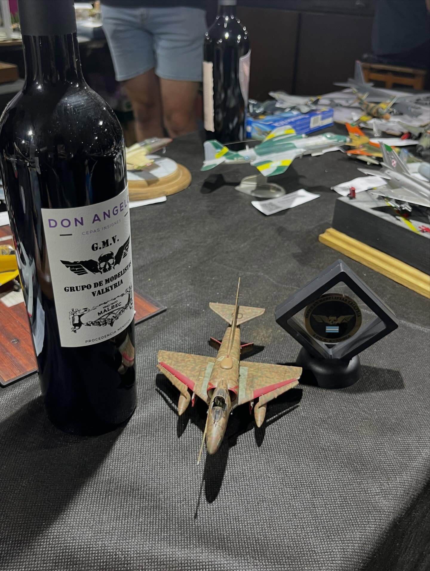 ✨ IPMS Córdoba presente en la 41° Convención Nacional de Modelismo Estático – Mendoza 2025! ✨
Una experiencia increíble llena de trabajo, amistad y pasión por el hobby.
🎖 Premios destacados para IPMS Córdoba
🏆 @alas_a_escala (Martín Ocampo) – ORO / Mejor Aviación a Reacción 1/72
(Mejor modelo de la categoría)
🥉 @hobbymav (Gustavo Leguizamón) – BRONCE / Dioramas compuestos 1/35
(Premio principal de la categoría)
💙 ¡Orgullo total para nuestra institución!
✨ Menciones y reconocimientos especiales
🔹 @alejandrovucko (Alejandro Vucko)
• Reconocimiento IPMS Chile – Modelo destacado en aviación a reacción (MiG-29 Fulcrum 1/72)
🔹 @alas_a_escala (Martín Ocampo)
• Reconocimiento IPMS Chile – Fw190 (1/72)
🔹 @hobbymav (Gustavo Leguizamón)
• Reconocimiento IPMS Golfo San Julián – Mejor blindado
• Reconocimiento IPMS Lanús – Mejor blindado
• Reconocimiento IPMS Salta – Mejor diorama
🔹 @kevcech1 (Kevin Penna)
• Reconocimiento IPMS Salta – Mejor Aviación Promocional 1/72 (F-14 Tomcat)
• Reconocimiento IPMS Chile – Mejor aviación 1/144
🔹 @echeniquemodelkits (Franco Echenique)
• Reconocimiento IPMS Chile – Mejor aviación hélices 1/72
• Reconocimiento IPMS Lanús – Mejor aviación Segunda Guerra Mundial 1/72
• Reconocimiento especial IPMS Mendoza + High Valley Models – Mejor hélices 1/72
🙏 Gracias a @ipms.mendoza.valkyria.ok por la organización y la excelente recepción.
Podes leer mas acá en nuestra web 👉🏻 https://ipmscordoba.com/ipms-cordoba-en-la-41-convencion-nacional-de-modelismo-estatico-mendoza-2025/