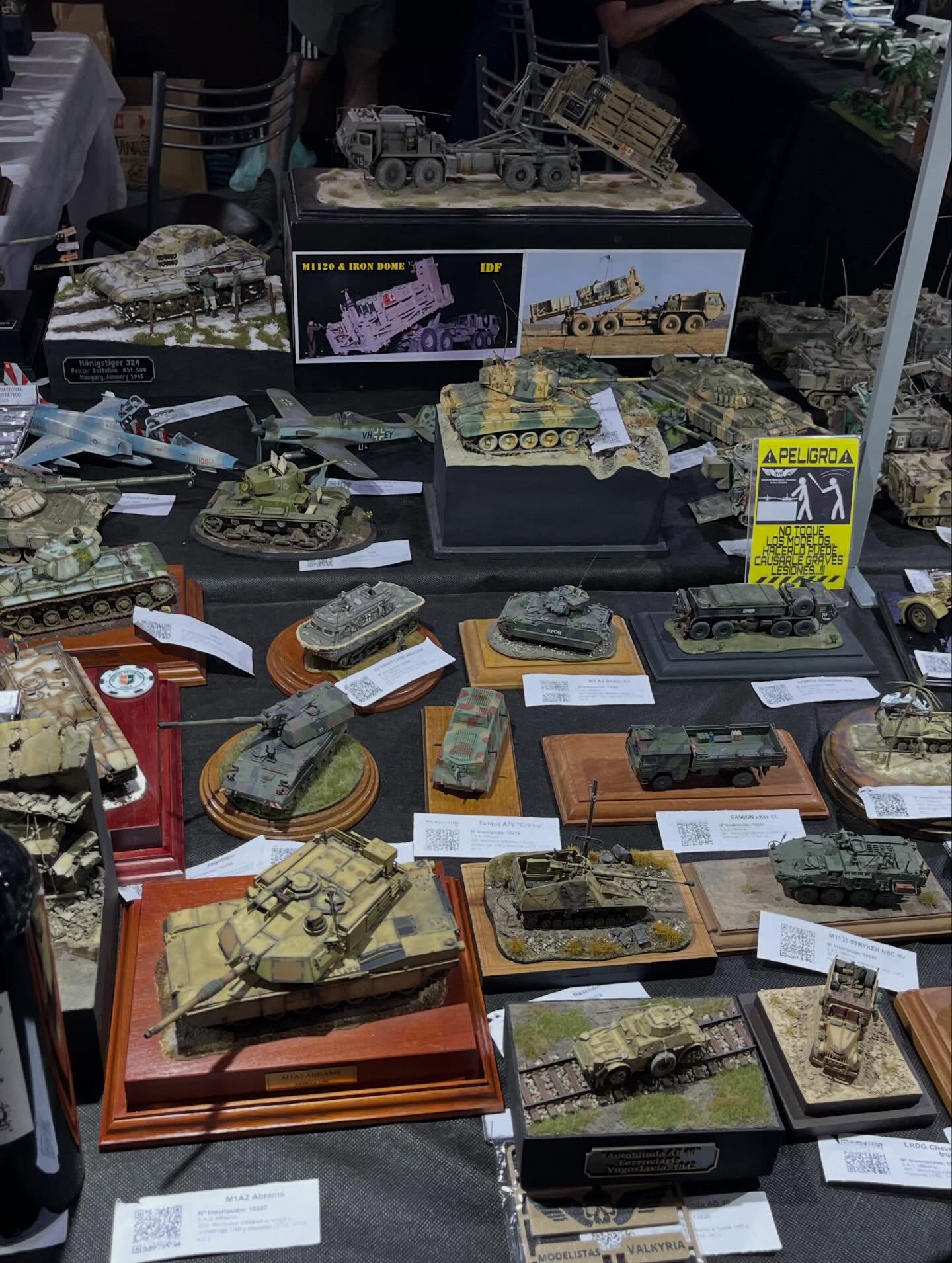 ✨ IPMS Córdoba presente en la 41° Convención Nacional de Modelismo Estático – Mendoza 2025! ✨
Una experiencia increíble llena de trabajo, amistad y pasión por el hobby.
🎖 Premios destacados para IPMS Córdoba
🏆 @alas_a_escala (Martín Ocampo) – ORO / Mejor Aviación a Reacción 1/72
(Mejor modelo de la categoría)
🥉 @hobbymav (Gustavo Leguizamón) – BRONCE / Dioramas compuestos 1/35
(Premio principal de la categoría)
💙 ¡Orgullo total para nuestra institución!
✨ Menciones y reconocimientos especiales
🔹 @alejandrovucko (Alejandro Vucko)
• Reconocimiento IPMS Chile – Modelo destacado en aviación a reacción (MiG-29 Fulcrum 1/72)
🔹 @alas_a_escala (Martín Ocampo)
• Reconocimiento IPMS Chile – Fw190 (1/72)
🔹 @hobbymav (Gustavo Leguizamón)
• Reconocimiento IPMS Golfo San Julián – Mejor blindado
• Reconocimiento IPMS Lanús – Mejor blindado
• Reconocimiento IPMS Salta – Mejor diorama
🔹 @kevcech1 (Kevin Penna)
• Reconocimiento IPMS Salta – Mejor Aviación Promocional 1/72 (F-14 Tomcat)
• Reconocimiento IPMS Chile – Mejor aviación 1/144
🔹 @echeniquemodelkits (Franco Echenique)
• Reconocimiento IPMS Chile – Mejor aviación hélices 1/72
• Reconocimiento IPMS Lanús – Mejor aviación Segunda Guerra Mundial 1/72
• Reconocimiento especial IPMS Mendoza + High Valley Models – Mejor hélices 1/72
🙏 Gracias a @ipms.mendoza.valkyria.ok por la organización y la excelente recepción.
Podes leer mas acá en nuestra web 👉🏻 https://ipmscordoba.com/ipms-cordoba-en-la-41-convencion-nacional-de-modelismo-estatico-mendoza-2025/