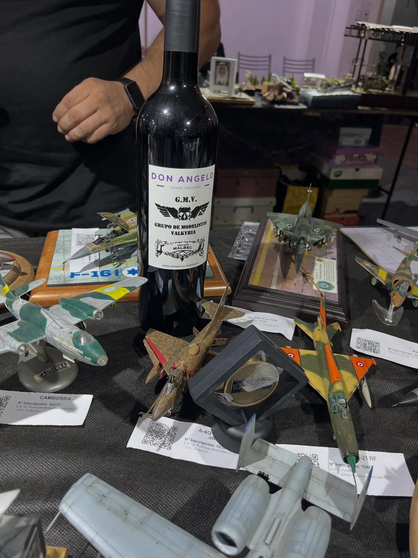 ✨ IPMS Córdoba presente en la 41° Convención Nacional de Modelismo Estático – Mendoza 2025! ✨
Una experiencia increíble llena de trabajo, amistad y pasión por el hobby.
🎖 Premios destacados para IPMS Córdoba
🏆 @alas_a_escala (Martín Ocampo) – ORO / Mejor Aviación a Reacción 1/72
(Mejor modelo de la categoría)
🥉 @hobbymav (Gustavo Leguizamón) – BRONCE / Dioramas compuestos 1/35
(Premio principal de la categoría)
💙 ¡Orgullo total para nuestra institución!
✨ Menciones y reconocimientos especiales
🔹 @alejandrovucko (Alejandro Vucko)
• Reconocimiento IPMS Chile – Modelo destacado en aviación a reacción (MiG-29 Fulcrum 1/72)
🔹 @alas_a_escala (Martín Ocampo)
• Reconocimiento IPMS Chile – Fw190 (1/72)
🔹 @hobbymav (Gustavo Leguizamón)
• Reconocimiento IPMS Golfo San Julián – Mejor blindado
• Reconocimiento IPMS Lanús – Mejor blindado
• Reconocimiento IPMS Salta – Mejor diorama
🔹 @kevcech1 (Kevin Penna)
• Reconocimiento IPMS Salta – Mejor Aviación Promocional 1/72 (F-14 Tomcat)
• Reconocimiento IPMS Chile – Mejor aviación 1/144
🔹 @echeniquemodelkits (Franco Echenique)
• Reconocimiento IPMS Chile – Mejor aviación hélices 1/72
• Reconocimiento IPMS Lanús – Mejor aviación Segunda Guerra Mundial 1/72
• Reconocimiento especial IPMS Mendoza + High Valley Models – Mejor hélices 1/72
🙏 Gracias a @ipms.mendoza.valkyria.ok por la organización y la excelente recepción.
Podes leer mas acá en nuestra web 👉🏻 https://ipmscordoba.com/ipms-cordoba-en-la-41-convencion-nacional-de-modelismo-estatico-mendoza-2025/