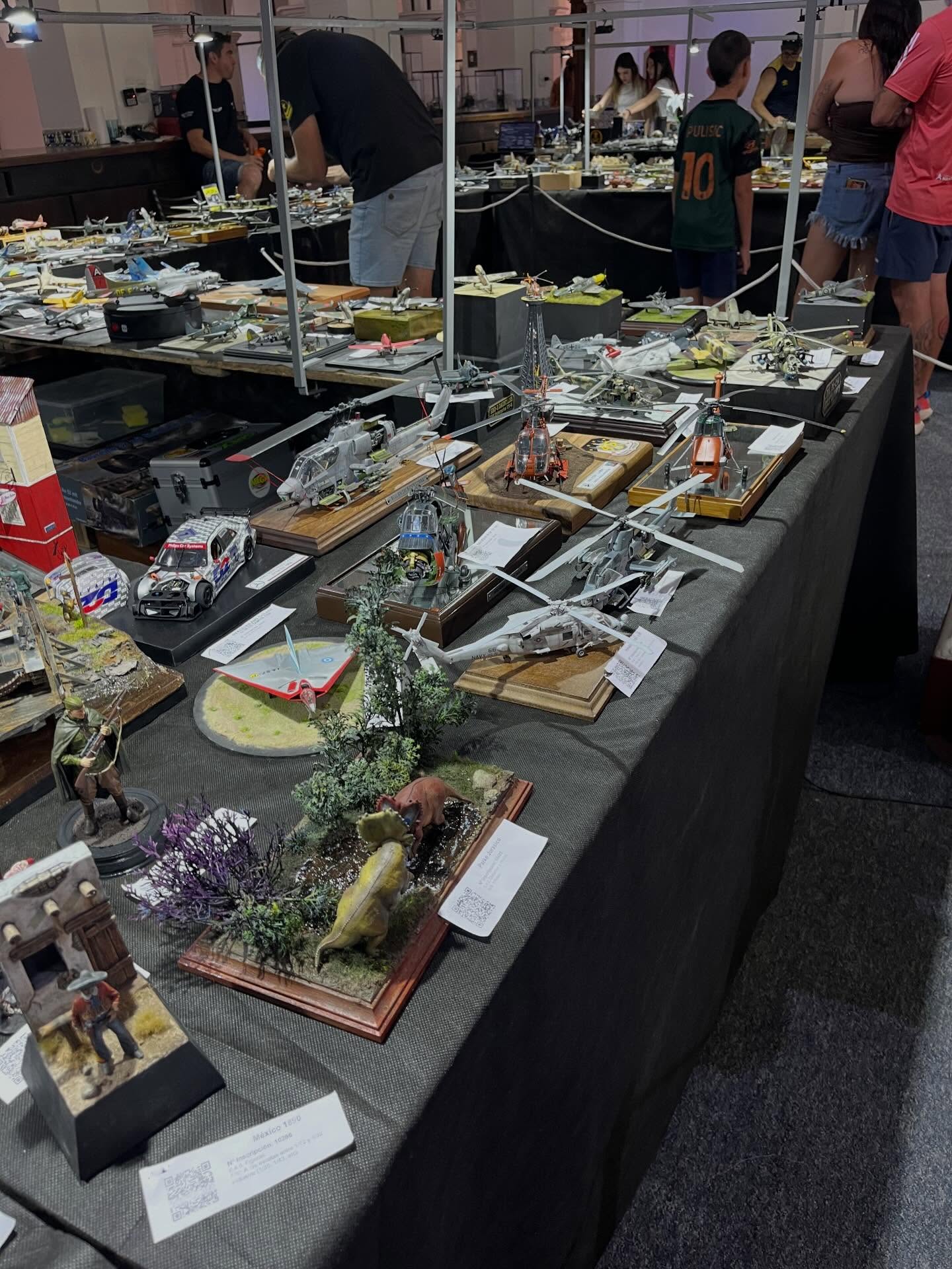 ✨ IPMS Córdoba presente en la 41° Convención Nacional de Modelismo Estático – Mendoza 2025! ✨
Una experiencia increíble llena de trabajo, amistad y pasión por el hobby.
🎖 Premios destacados para IPMS Córdoba
🏆 @alas_a_escala (Martín Ocampo) – ORO / Mejor Aviación a Reacción 1/72
(Mejor modelo de la categoría)
🥉 @hobbymav (Gustavo Leguizamón) – BRONCE / Dioramas compuestos 1/35
(Premio principal de la categoría)
💙 ¡Orgullo total para nuestra institución!
✨ Menciones y reconocimientos especiales
🔹 @alejandrovucko (Alejandro Vucko)
• Reconocimiento IPMS Chile – Modelo destacado en aviación a reacción (MiG-29 Fulcrum 1/72)
🔹 @alas_a_escala (Martín Ocampo)
• Reconocimiento IPMS Chile – Fw190 (1/72)
🔹 @hobbymav (Gustavo Leguizamón)
• Reconocimiento IPMS Golfo San Julián – Mejor blindado
• Reconocimiento IPMS Lanús – Mejor blindado
• Reconocimiento IPMS Salta – Mejor diorama
🔹 @kevcech1 (Kevin Penna)
• Reconocimiento IPMS Salta – Mejor Aviación Promocional 1/72 (F-14 Tomcat)
• Reconocimiento IPMS Chile – Mejor aviación 1/144
🔹 @echeniquemodelkits (Franco Echenique)
• Reconocimiento IPMS Chile – Mejor aviación hélices 1/72
• Reconocimiento IPMS Lanús – Mejor aviación Segunda Guerra Mundial 1/72
• Reconocimiento especial IPMS Mendoza + High Valley Models – Mejor hélices 1/72
🙏 Gracias a @ipms.mendoza.valkyria.ok por la organización y la excelente recepción.
Podes leer mas acá en nuestra web 👉🏻 https://ipmscordoba.com/ipms-cordoba-en-la-41-convencion-nacional-de-modelismo-estatico-mendoza-2025/